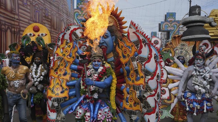 Atraksi Sembur Api Rayakan Festival Bonalu di India