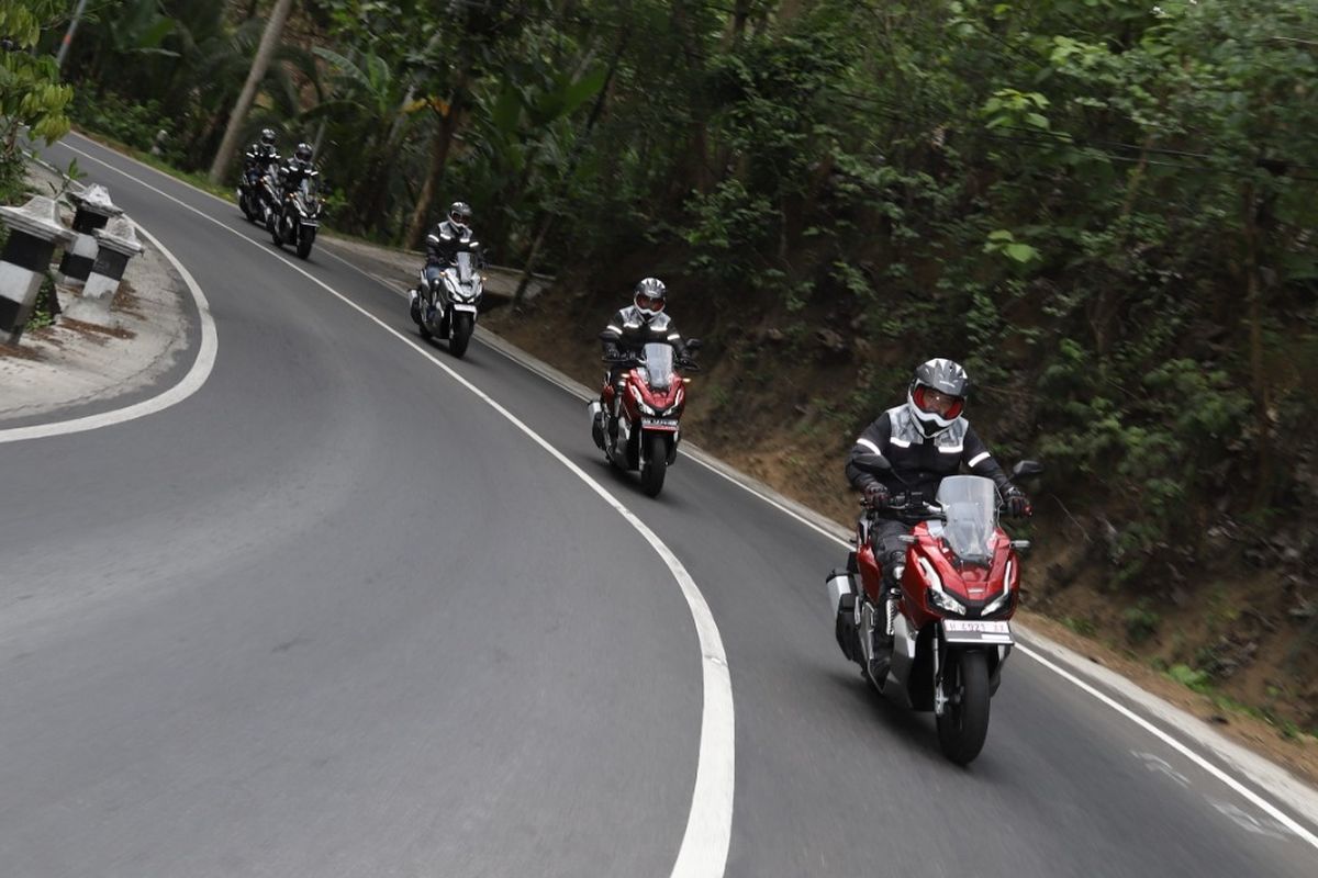 Begini Cara Naik Motor Matik di Tanjakan